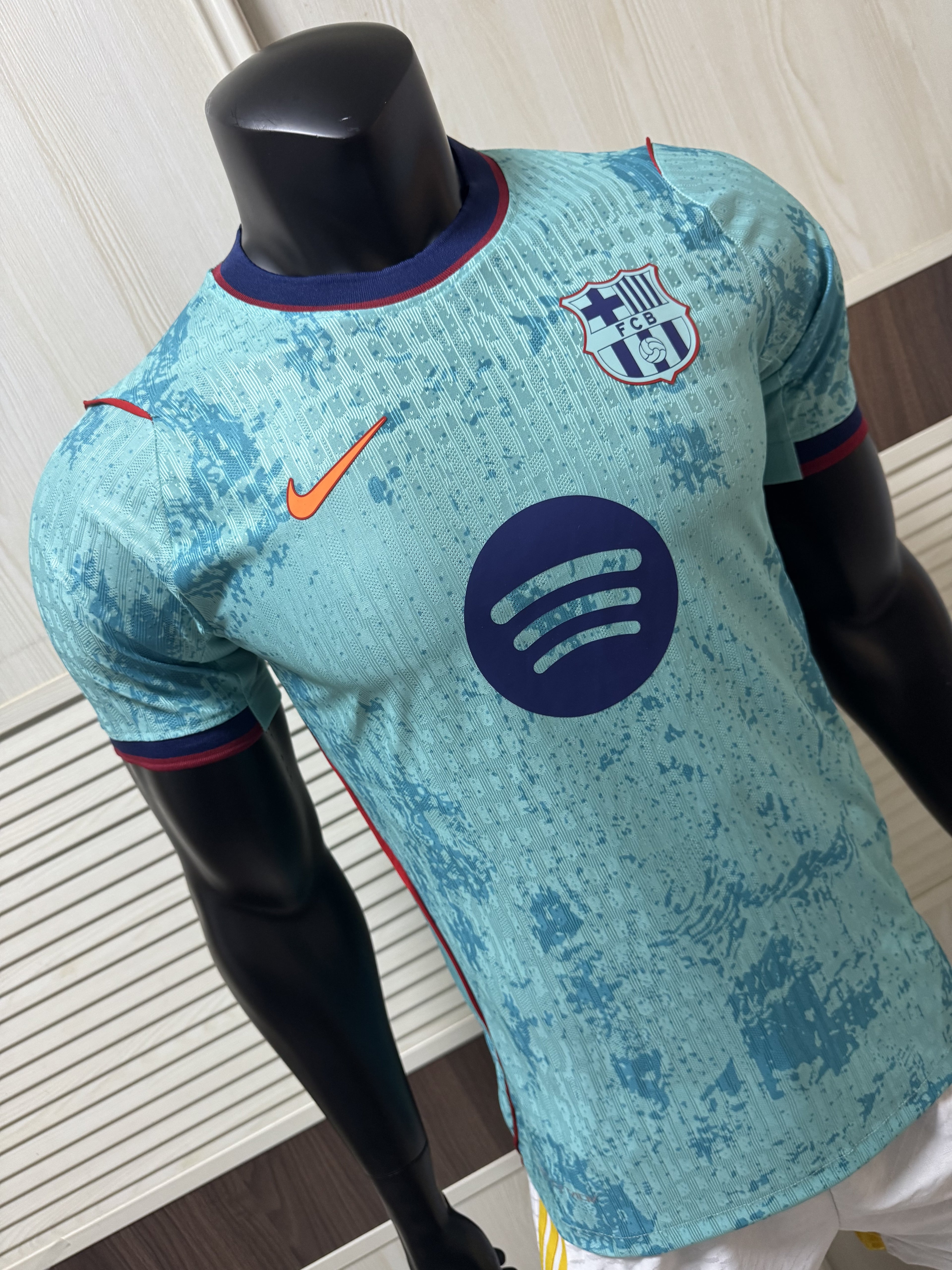 Barcelona returns to teal for the 2026-2027