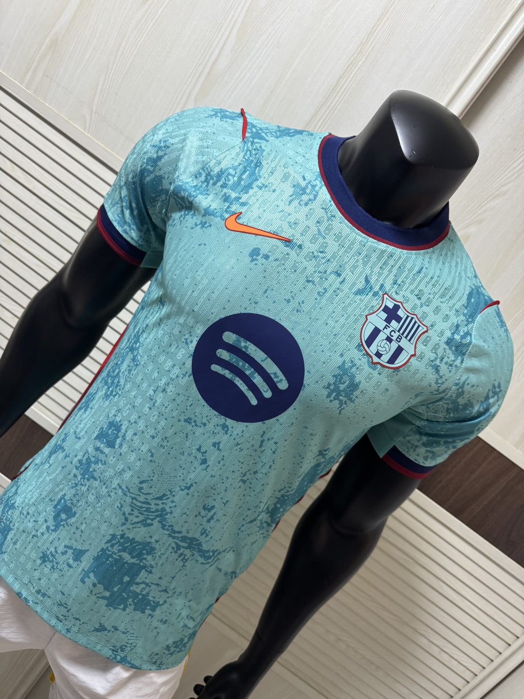 Barcelona returns to teal for the 2026-2027